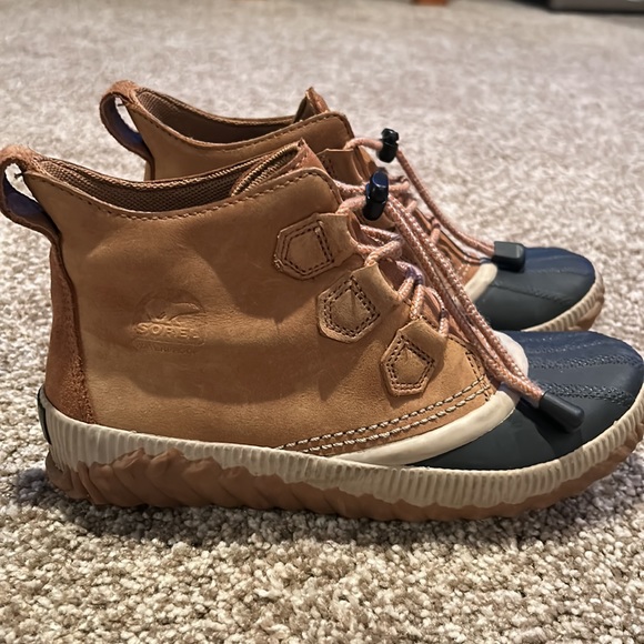 Kids size 5 Sorel boots, equivalent to men’s 5 women’s 7 - Picture 2 of 4